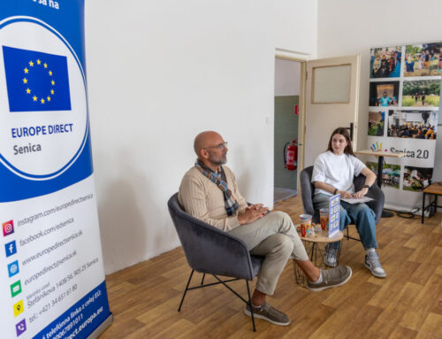 Diskusia o médiách a kritickom myslení v Senici